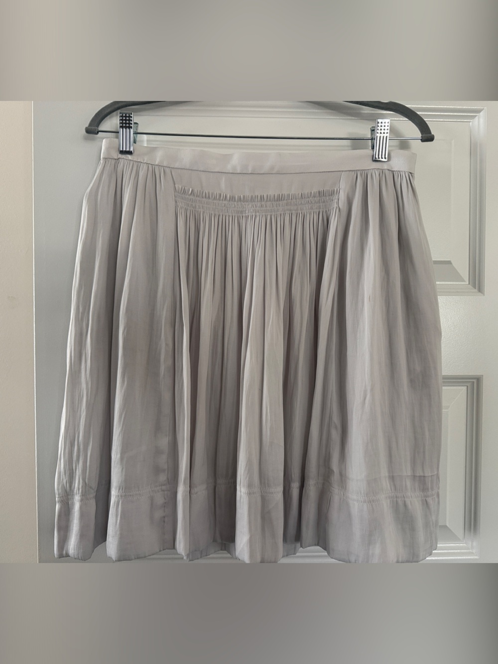 Banana Republic women’s silk gray skirt. Size 6.